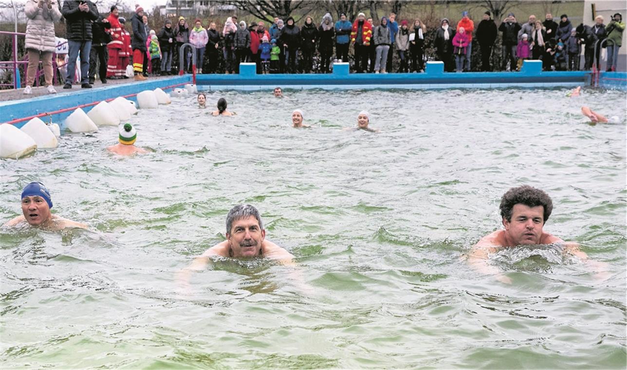 Schüttelfrost für einen guten Zweck Was tut man nicht alles für den Erhalt des Erbstetter Bädles? Gestern war das Wasser 4,5 Grad kalt. Trotzdem nutzten viele Freunde des Familienfreibads die Gelegenheit, einen sportlichen Beitrag zu leisten. Denn Sponsoren überwiesen für jede Bahn einen Sanierungszuschuss. Foto: J. Fiedler