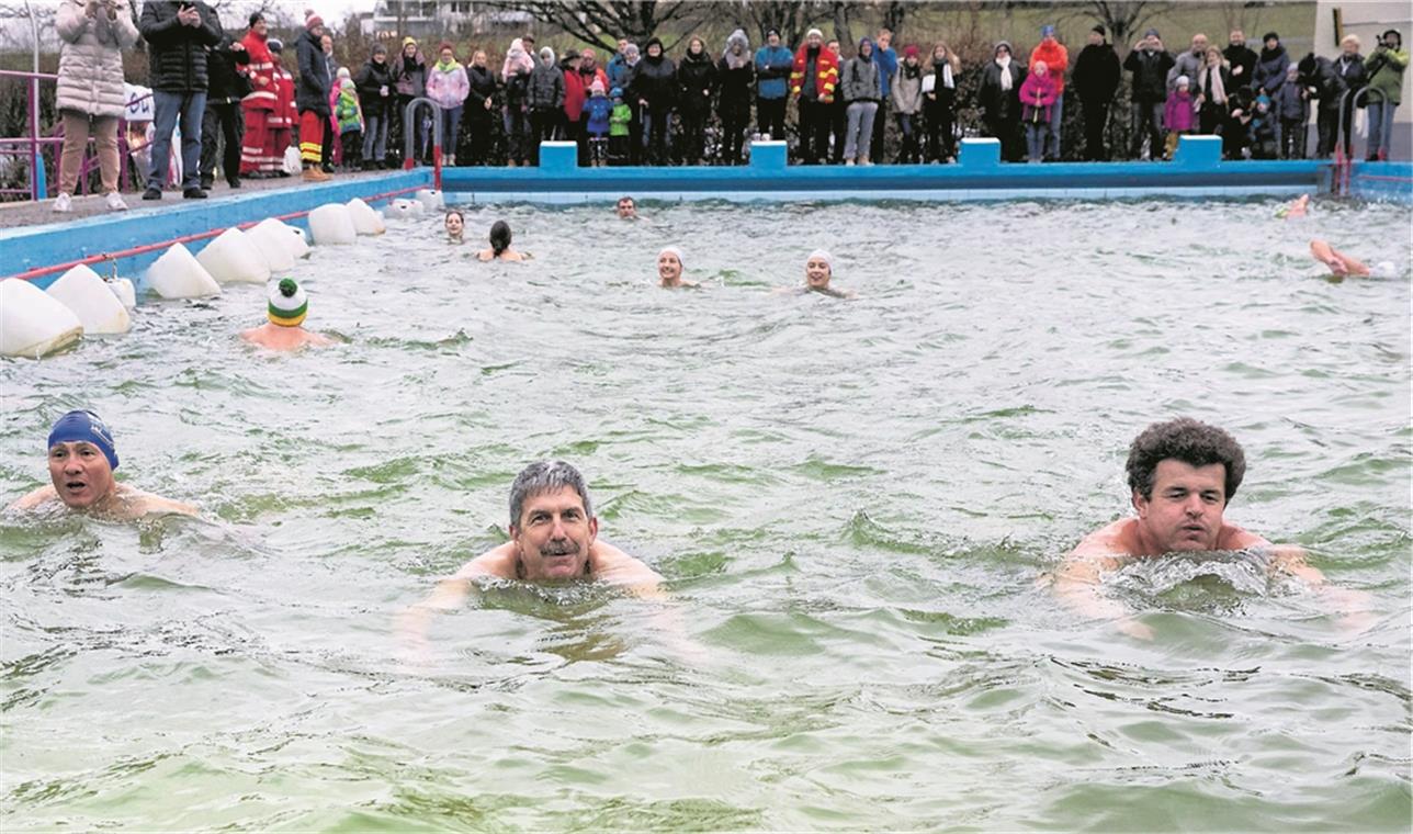 Was tut man nicht alles für den Erhalt des Erbstetter Bädles? Gestern war das Wasser 4,5 Grad kalt. Trotzdem nutzten viele Freunde des Familienfreibads die Gelegenheit, einen sportlichen Beitrag zu leisten. Denn Sponsoren überwiesen für jede Bahn einen Sanierungszuschuss. Foto: J. Fiedler