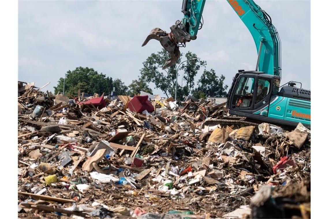 Was von der Flut blieb: Ein Bagger im nordrhein-westfälischen Swisttal auf einem riesigen Müllberg. Foto: Marius Becker/dpa