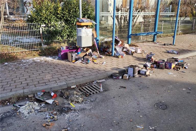 Was von der Silvesternacht übrig bleibt, zeigt sich unter anderem in Strümpfelbach. Foto: privat