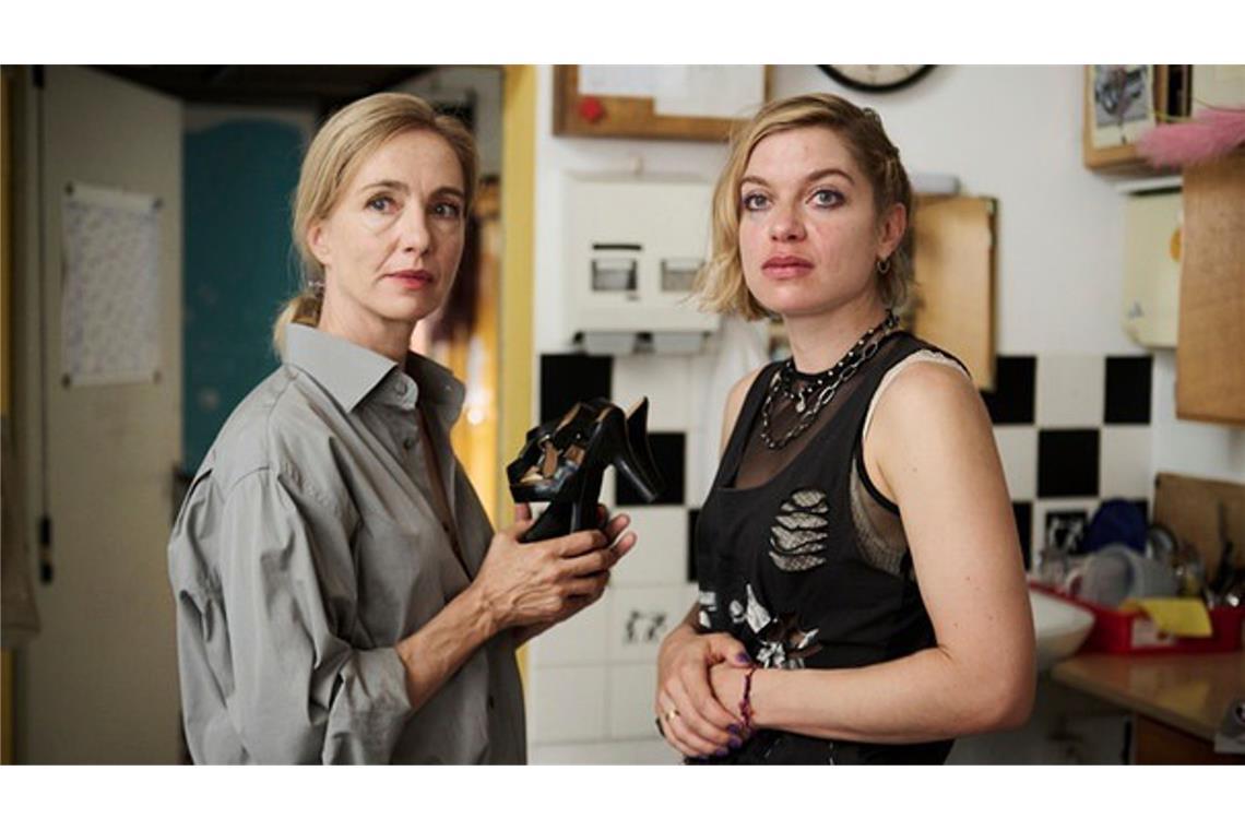 Was weiß die Garderobiere  Ria Jäger (Liliane Amuat), der sich das Mordopfer anvertraut hatte?