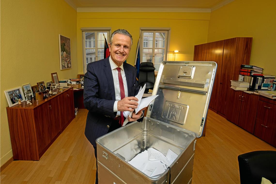 Abschied mit gemischten Gefühlen Was wird noch gebraucht? Was kann weg? An seinem letzten Arbeitstag kämpft sich OB Frank Nopper durch Berge von Papier. Foto: A. Becher