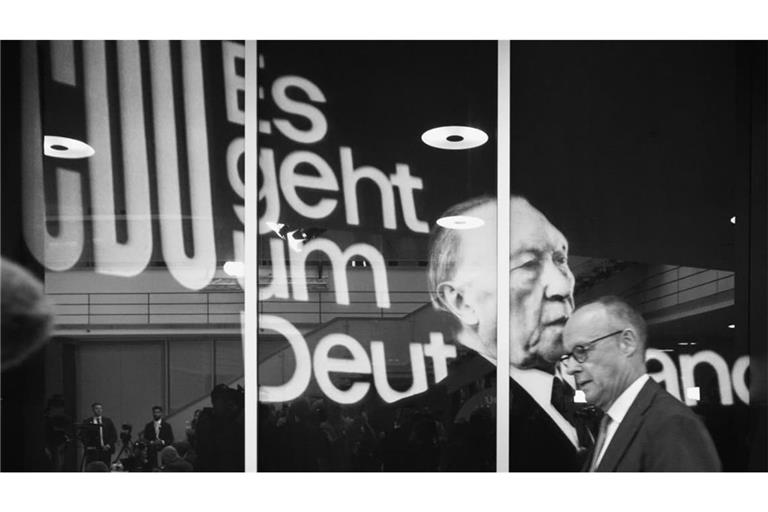 Was wohl Konrad Adenauer zu seinem Nachfolger sagen würde? Kanzler Merz geht am 7. September 2026 im Konrad-Adenauer-Haus in Berlin an einem Porträt des ersten Bundeskanzlers vorbei.