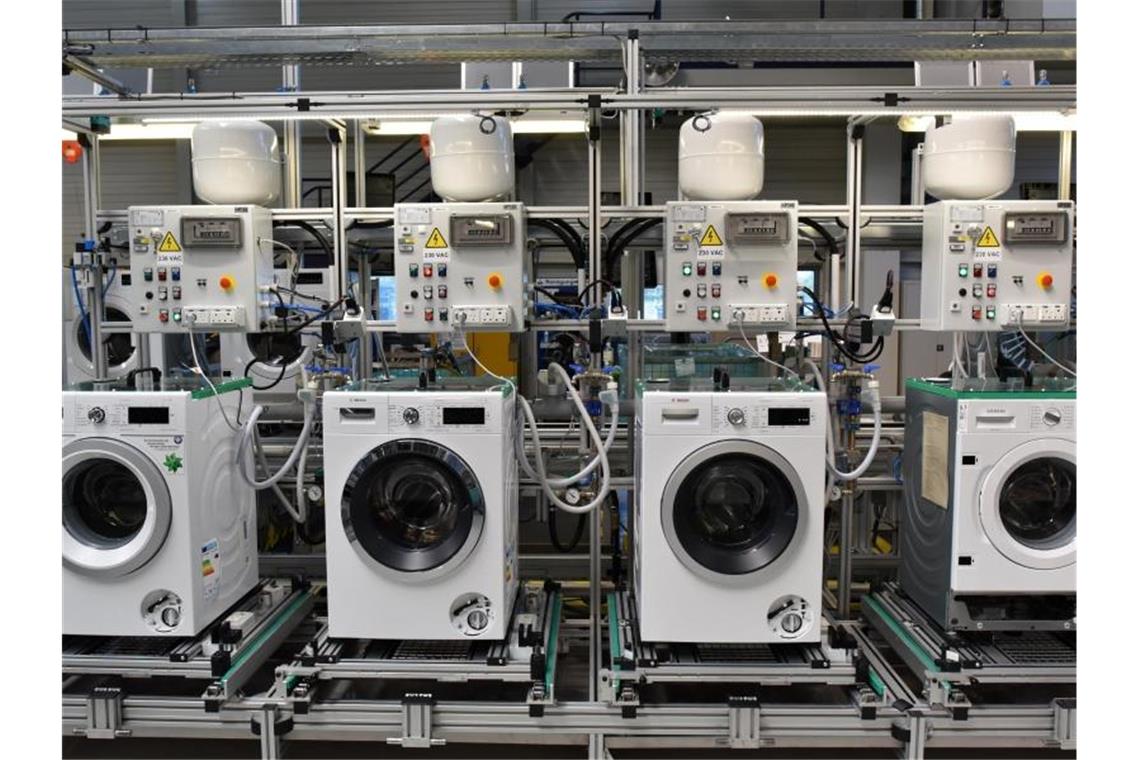 Weiterhin viele Bestellungen für Elektro-Industrie Waschmaschinen werden im Bosch Siemens Hausgeräte-Werk produziert. Foto: Ralf Hirschberger/dpa-Zentralbild/dpa