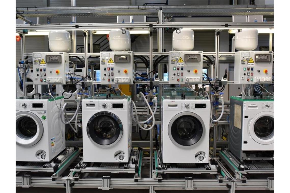 Hausgeräte-Branche: Rekordnachfrage und Lieferengpässe Waschmaschinen werden im Bosch Siemens Hausgeräte-Werk produziert. Foto: Ralf Hirschberger/dpa-Zentralbild/dpa