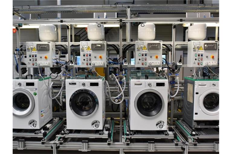 Waschmaschinen werden im Bosch Siemens Hausgeräte-Werk produziert. Foto: Ralf Hirschberger/dpa-Zentralbild/dpa