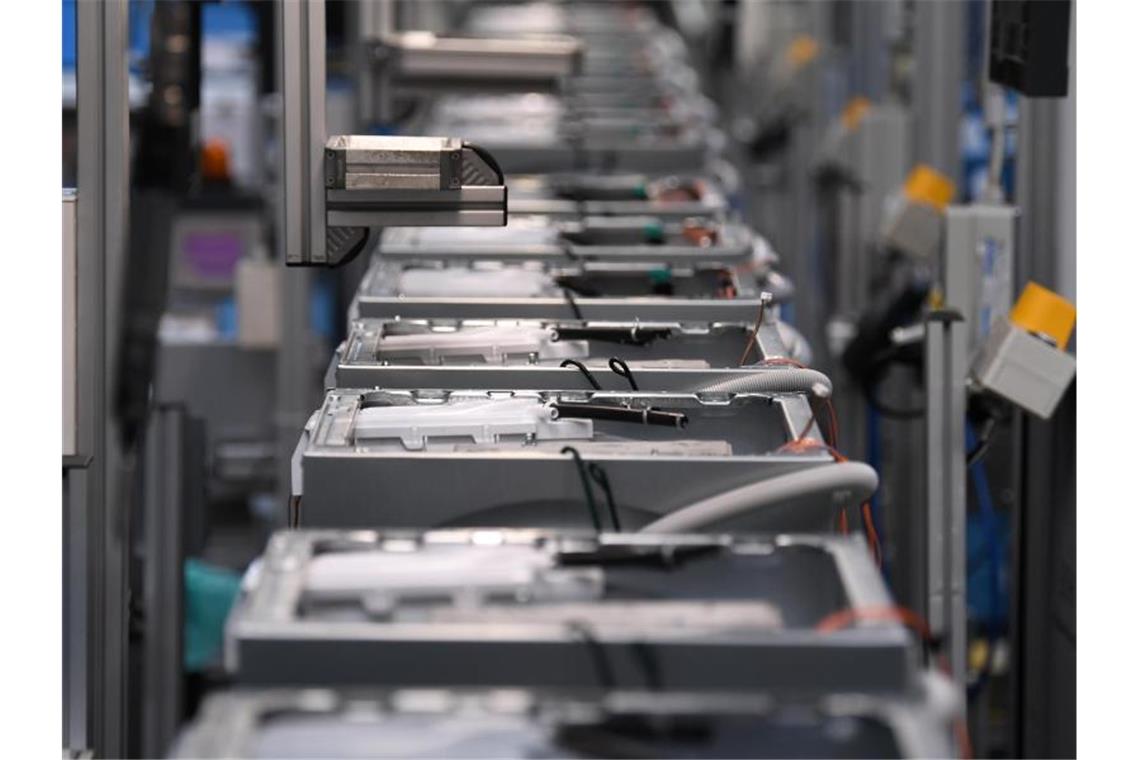 Elektroindustrie erholt sich weiter von Corona-Einbußen Waschmaschinen werden im Bosch Siemens Hausgeräte-Werk in Nauen produziert. Foto: Ralf Hirschberger/dpa