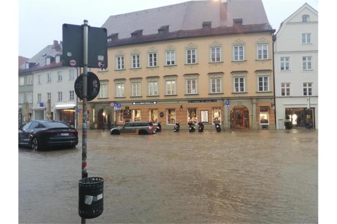Wasser hat nach starkem Regen die Innenstadt von Landshut überflutet. Foto: Claudia Hagn/dpa