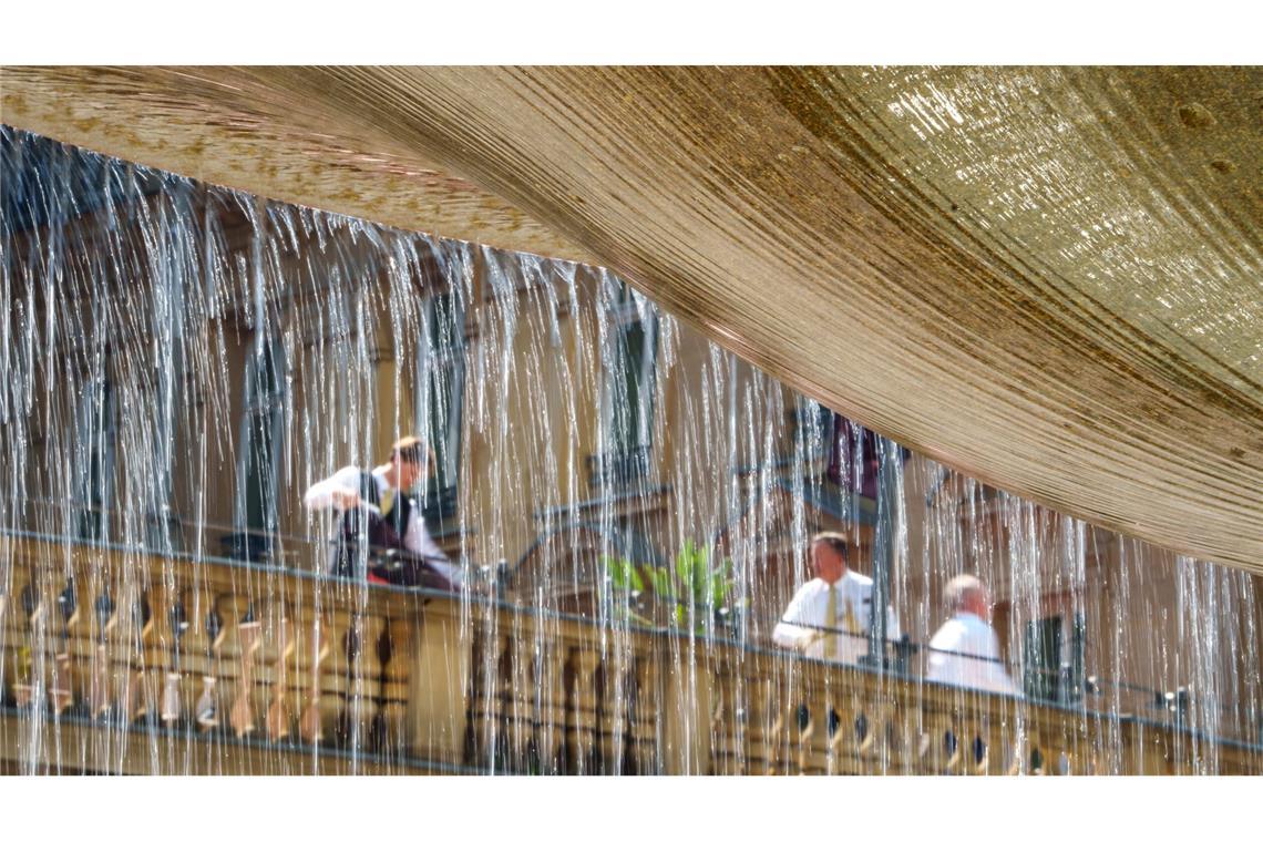 Wasser läuft über den Rand der Schale des Kaiserbrunnens in Frankfurt.