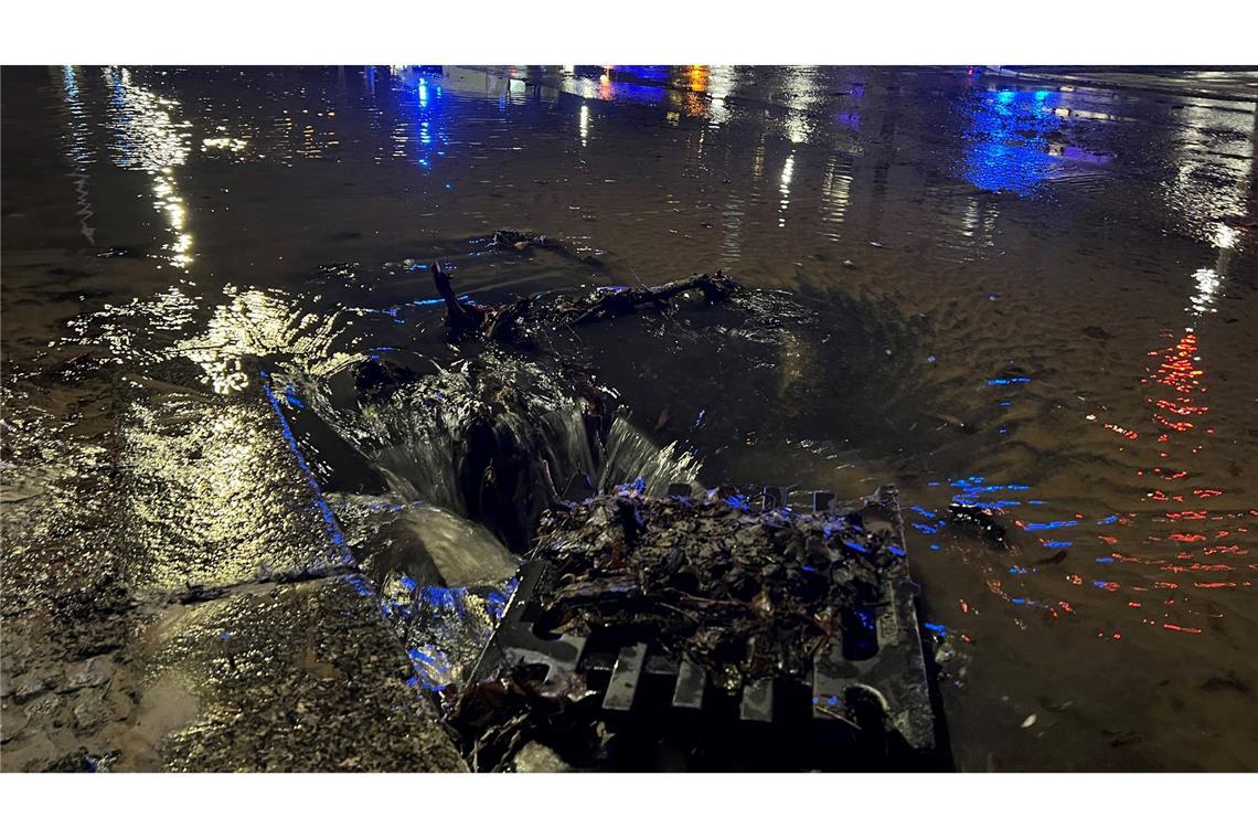 Bilder des Tages Wasser läuft über die Seestraße - in weiten Teilen Berlins ist am Silvesterabend das Wasser ausgefallen.