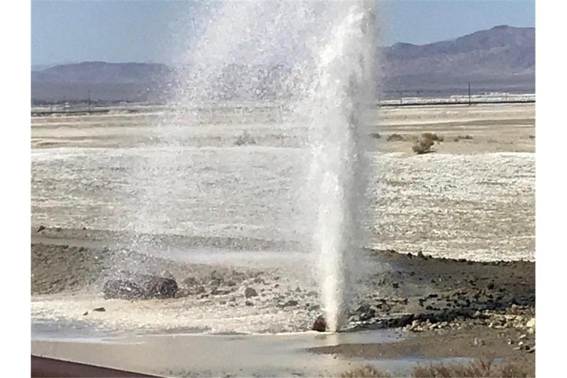 Heftigstes Erdbeben seit 20 Jahren erschüttert Kalifornien Wasser sprudelt aus einem scchwer beschädigten Rohr. Foto: Matt Hartman/AP