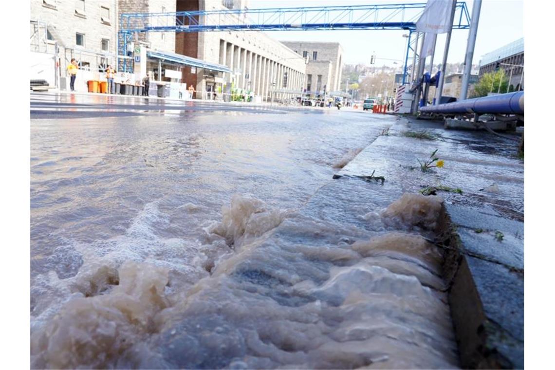 Bahnhof Stuttgart: Materialschaden Grund für Wasserrohrbruch Wasser steht nach einem Rohrbruch auf der Straße am Hauptbahnhof. Foto: Andreas Rosar/Fotoagentur-Stuttgart/dpa