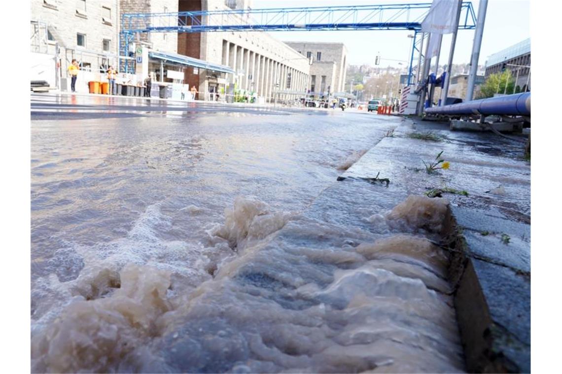 Wasser steht nach einem Rohrbruch auf der Straße am Hauptbahnhof. Foto: Andreas Rosar/Fotoagentur-Stuttgart/dpa