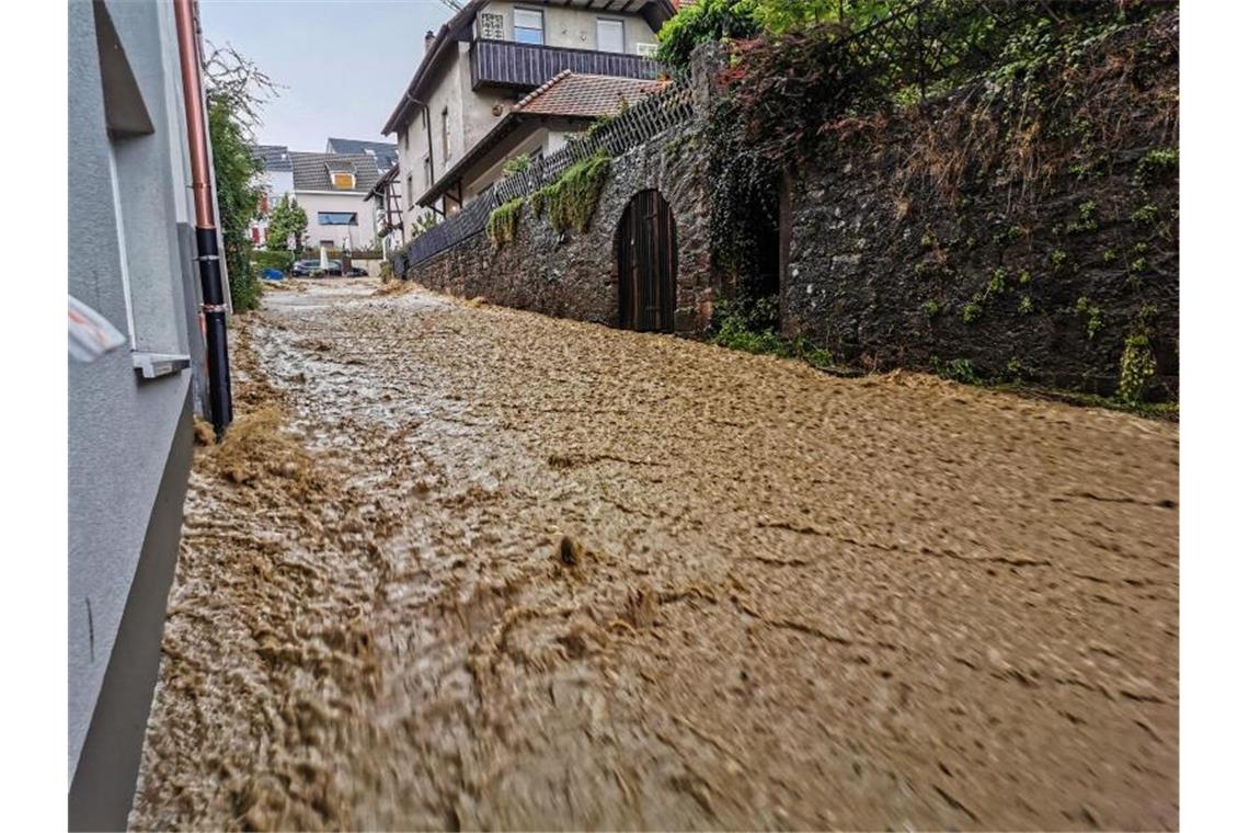 Wasser strömt nach einem Unwetter durch Lörrach-Tumringen. Foto: Kristoff Meller/dpa