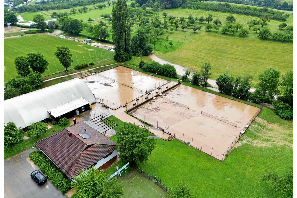 Wasser und Schlamm steht auf den Tennisplätzen. 