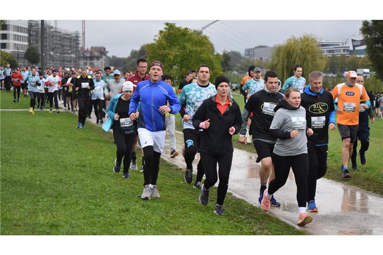 Wasser von oben und unten: Beim Flugfeld-Firmenlauf 2025 sorgte das Wetter für eine zusätzliche Herausforderung.