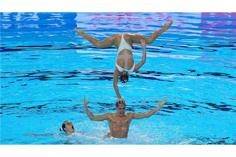 Wasserakrobatik: Das spanische Team zeigt sein Können im Akrobatik-Finale bei der Schwimm-WM in Singapur.