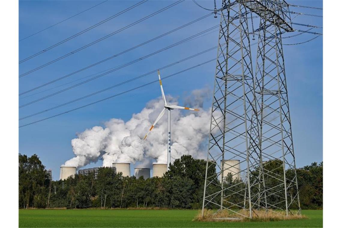 Wasserdampf steigt aus den Kühltürmen des Braunkohlekraftwerks Jänschwalde der Lausitz Energie Bergbau AG (LEAG). Foto: Patrick Pleul/dpa-Zentralbild/dpa