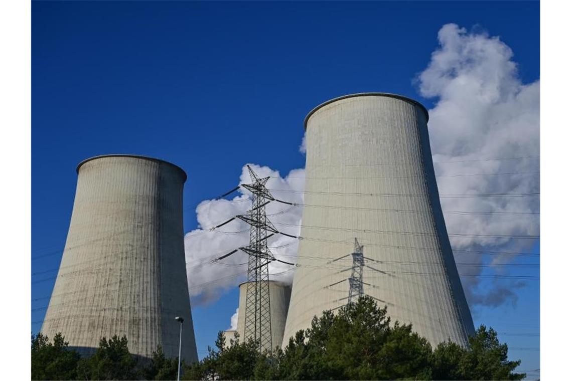Bundesrechnungshof fordert Neuausrichtung der Klimapolitik Wasserdampf steigt aus den Kühltürmen des Braunkohlekraftwerks Jänschwalde in Brandenburg. Foto: Patrick Pleul/dpa-Zentralbild/ZB/Symbolbild