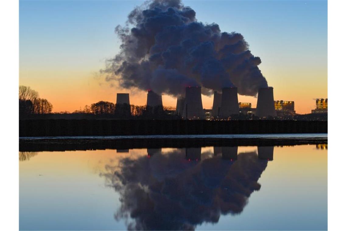 Wasserdampf steigt aus den Kühltürmen eines Braunkohlekraftwerks. Die EU will bis 2050 unterm Strich gar keine Treibhausgase mehr ausstoßen. Foto: Patrick Pleul/zb/dpa