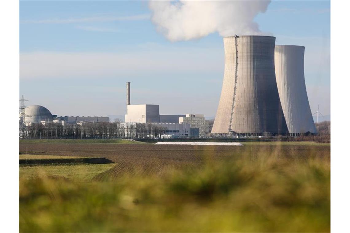 Zweite Block im Atomkraftwerk Philippsburg ist abgeschaltet Wasserdampf über einem Kühlturm des Kernkraftwerks in Philippsburg. Foto: Christoph Schmidt/dpa