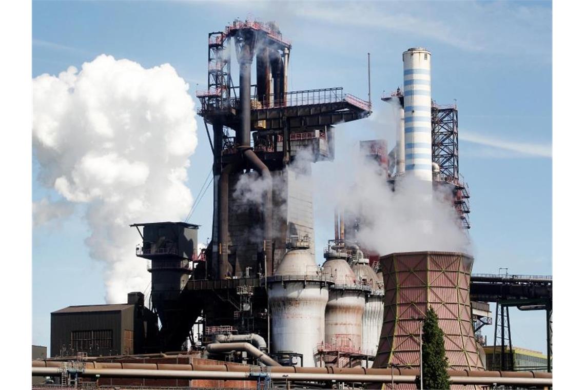 Wasserdampfwolken umgeben zwei Hochöfen bei Thyssenkrupp in Duisburg. Foto: Roland Weihrauch