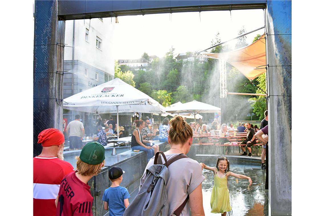 Wasserdüsen am Willy-Brandt-Platz.