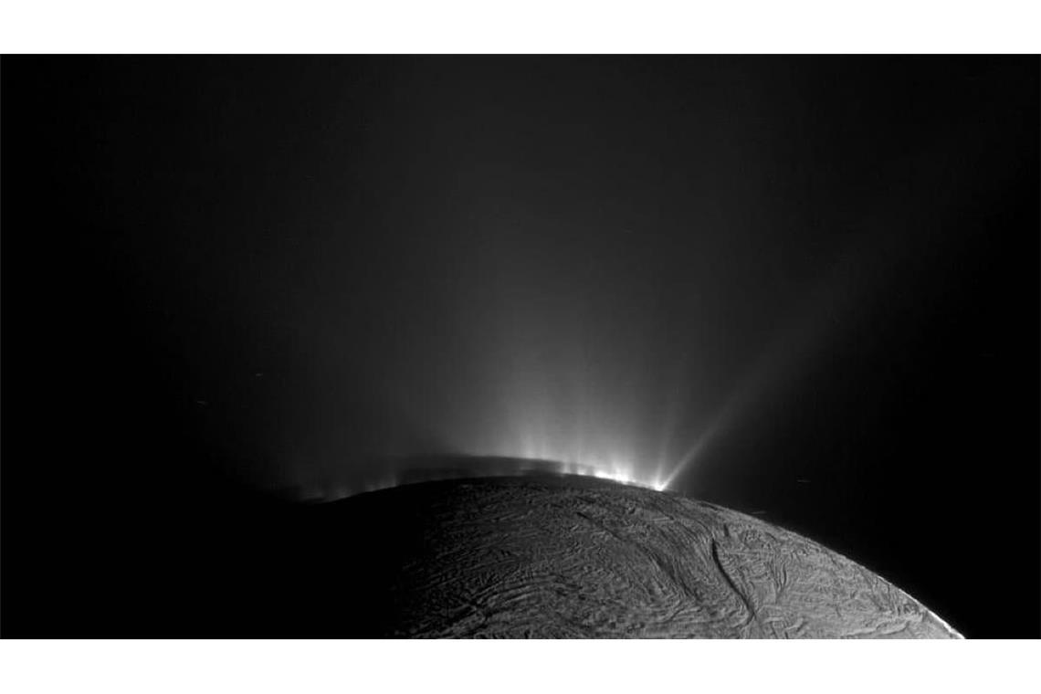 Wassereis spritzt von der Oberfläche des Saturn-Mondes Enceladus ins Weltall.