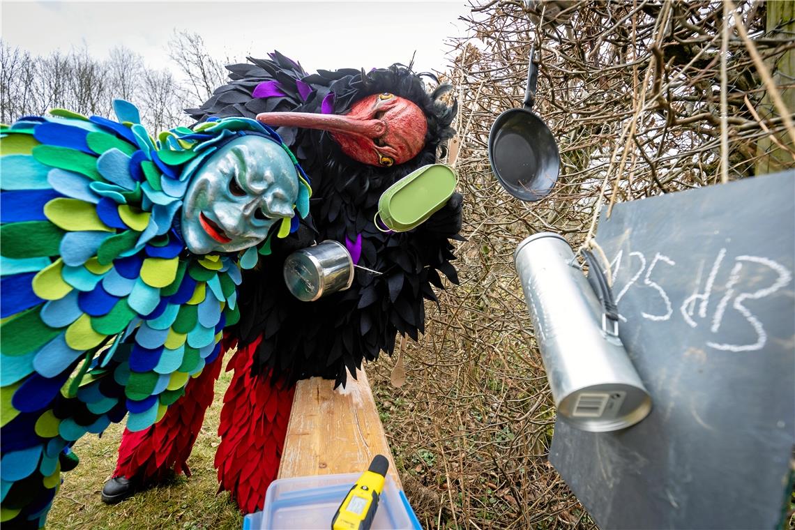 Nachtkrabb und Wasserfratz auf der Spur Wasserfratz und Nachtkrabb an der Station, an der sich klangvoll der Winter austreiben lässt. Wie gut sie beim Scheppern waren, können die Besucherinnen und Besucher mit einem Phonometer kontrollieren. Fotos: A. Becher