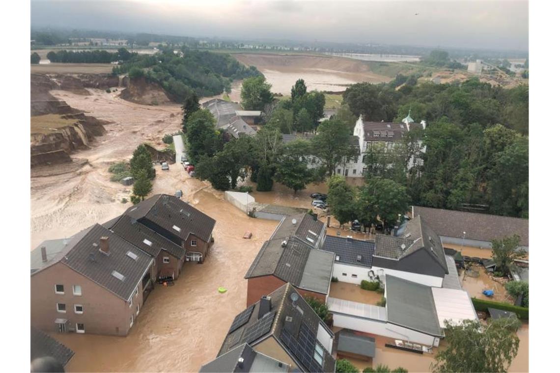 Menschen bei Hauseinstürzen in Erftstadt gestorben Wassermassen bahnen sich ihren Weg durch Erftstadt-Blessem. Foto: Rhein-Erft-Kreis/dpa