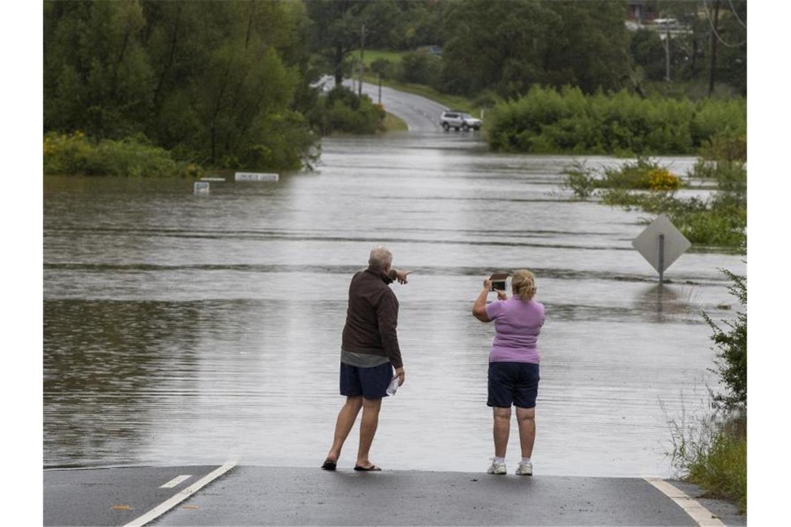 Wassermassen in Old Pitt Town. Rund 18.000 Menschen mussten ihr zu Hause verlassen. Foto: Mark Baker/AP/dpa