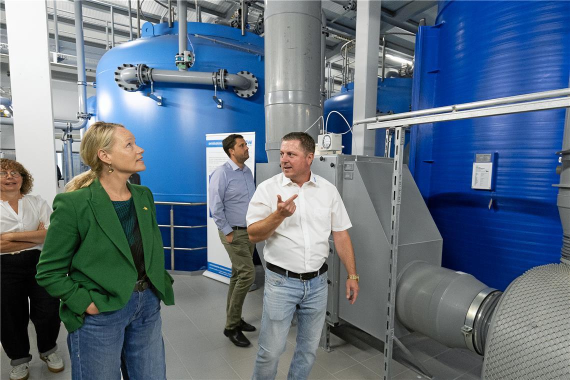 Wassermeister Christian Turowski führt Umweltministerin Thekla Walker durch das Wasserwerk Murrtal. Foto: Alexander Becher