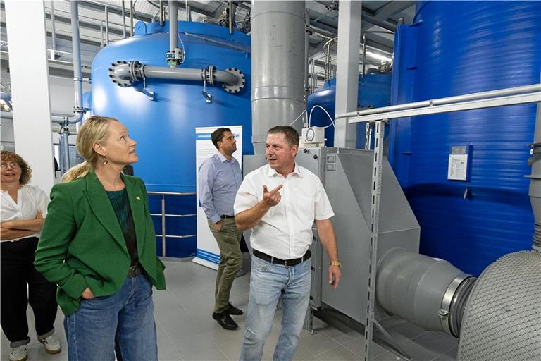 Wassermeister Christian Turowski führt Umweltministerin Thekla Walker durch das Wasserwerk Murrtal. Foto: Alexander Becher
