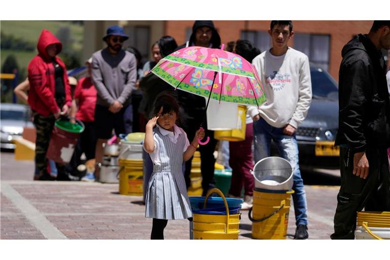 Wasserrationierung: Anwohner stellen sich in La Calera am Stadtrand von Bogota in einer Schlange auf, um Wasser aus einem Lastwagen zu holen. Angesichts der Dürre, die mit dem Wetterphänomen El Niño zusammenhängt, haben mehrere Regionen Kolumbiens Maßnahmen ergriffen, um den Wasserverbrauch zu drosseln.