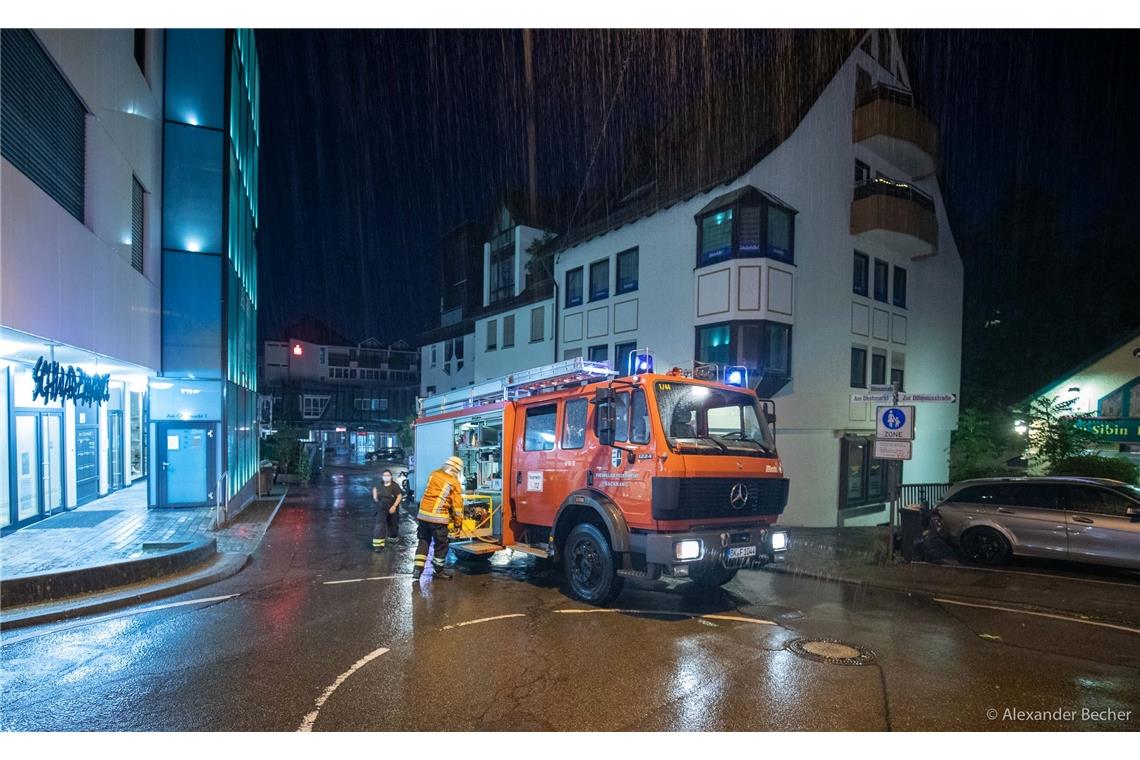 Wasserschäden in der Dilleniusstrasse, Feuerwehr im Einsatz