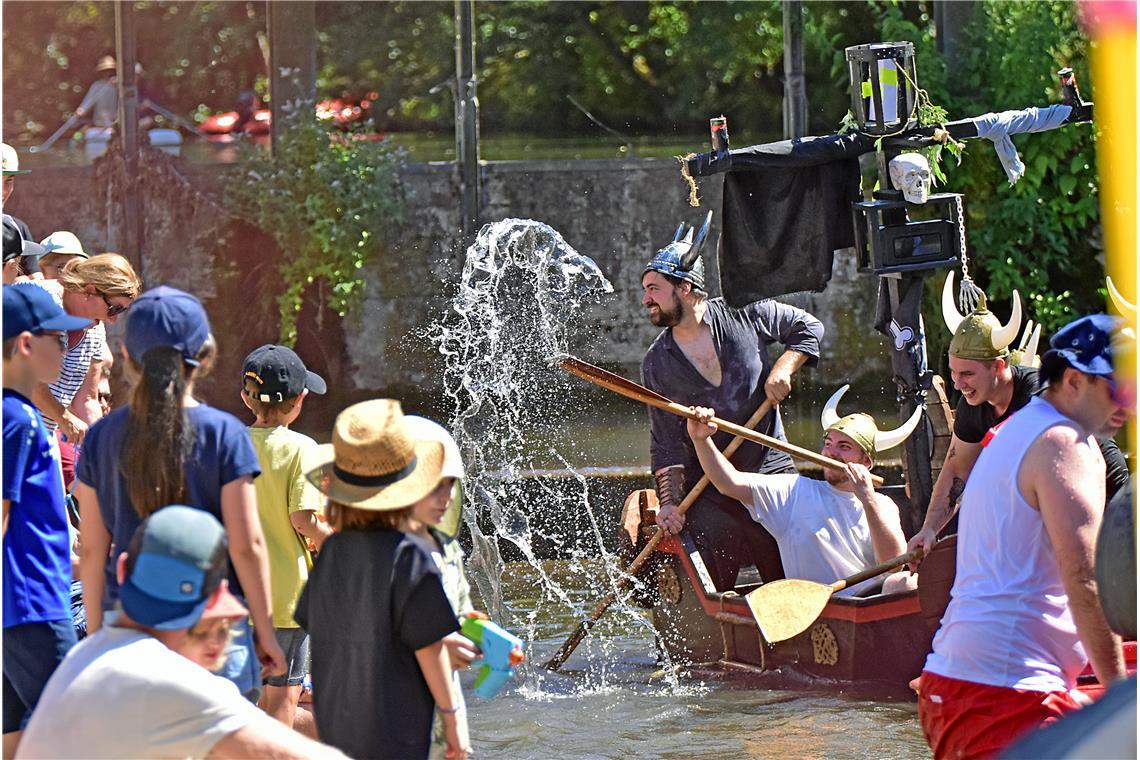Wasserschlacht an der Murrtreppe. 39. Murr-Regatta in Backnang veranstaltet vom ...