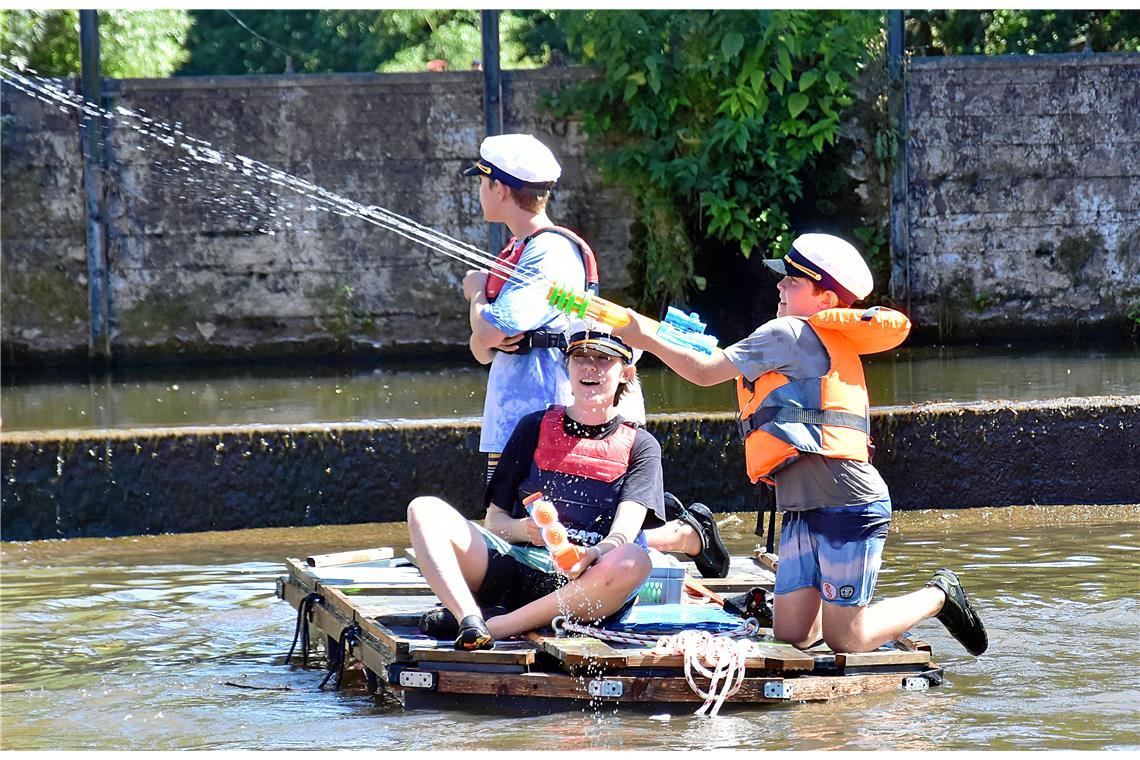 Wasserschlacht vor dem Wehr an der Bleichwiese. 39. Murr-Regatta in Backnang ver...
