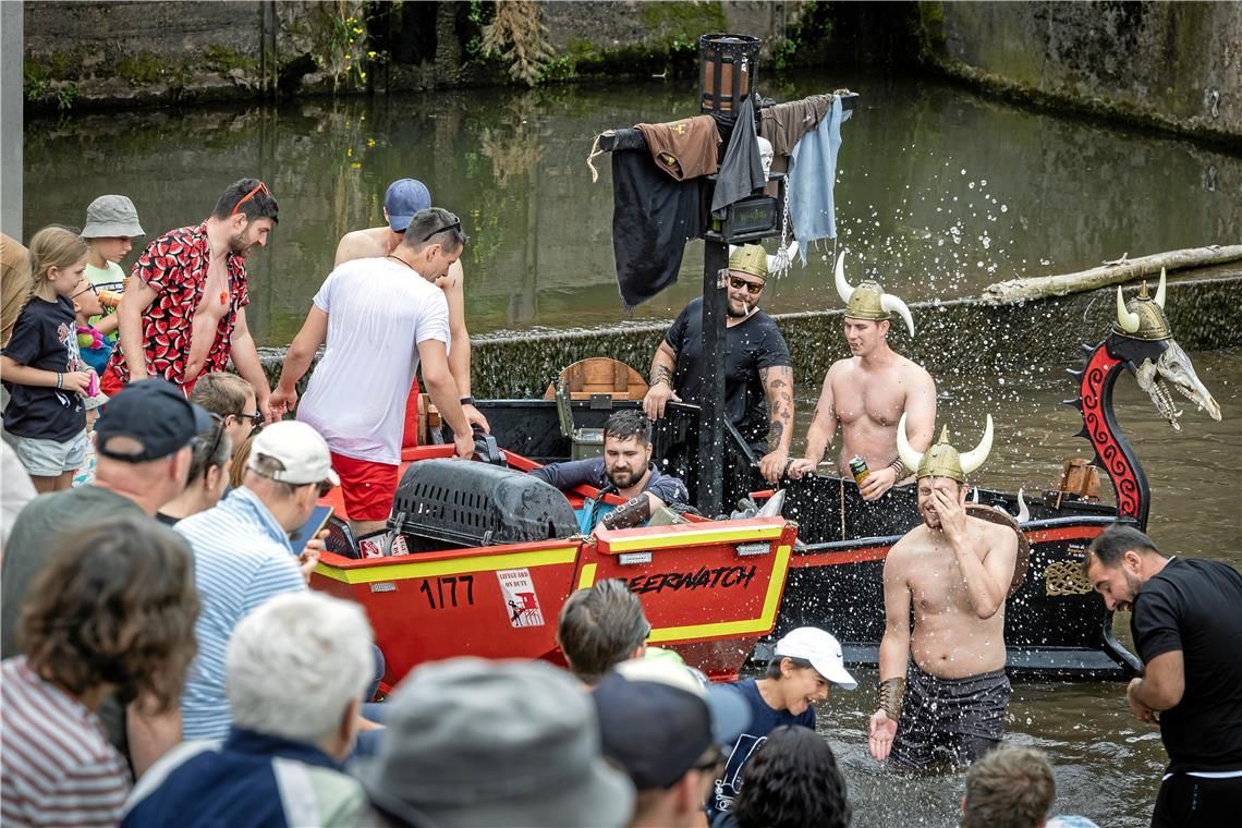 Wasserspiele im Zielbereich.