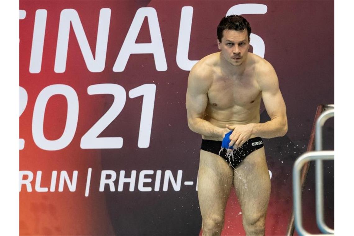 Ehre im leeren Stadion: Deutschland sucht die Fahnenträger Wasserspringer Patrick Hausding. Foto: Andreas Gora/dpa