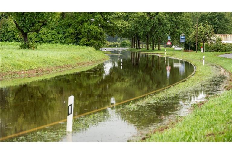 "Wasserstraße": Die Landstraße 220 bei Böhringen im Landkreis Konstanz ist nach Starkregen überschwemmt und sieht aus wie ein Fließgewässer.