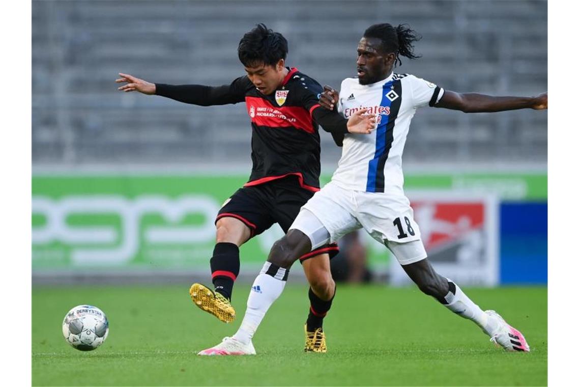 Stuttgart gewinnt Verfolger-Duell gegen HSV mit 3:2 Wataru Endo von Stuttgart und Bakery Jatta von Hamburg (l-r.) in AKtion. Foto: Matthias Hangst/Getty Images Europe/Pool/dpa