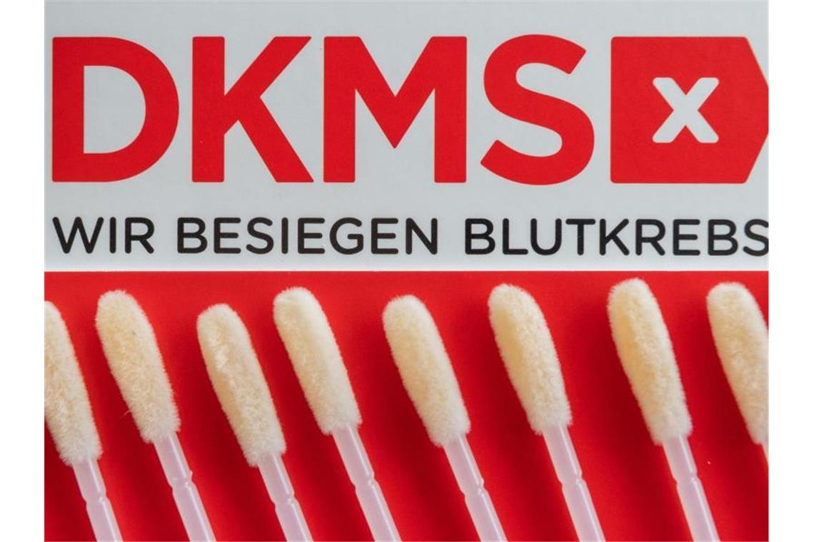 Kampf gegen Blutkrebs: DKMS feiert 30-jähriges Bestehen Wattestäbchen zur Abnahme von Zellen aus der Wangenschleimhaut liegen auf einem Prospekt der DKMS. Foto: Robert Michael/dpa-Zentralbild/dpa/Archivbild
