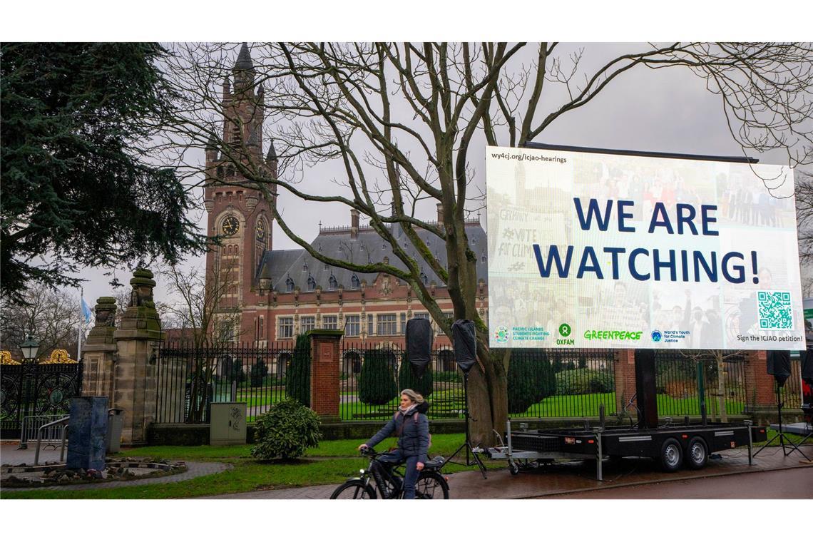 "We are Watching!" ist auf einem Plakat vor dem Internationalen Gerichtshof zu lesen: Das höchste UN-Gericht hat sich mit Klimaschutz befasst. (Archivbild)