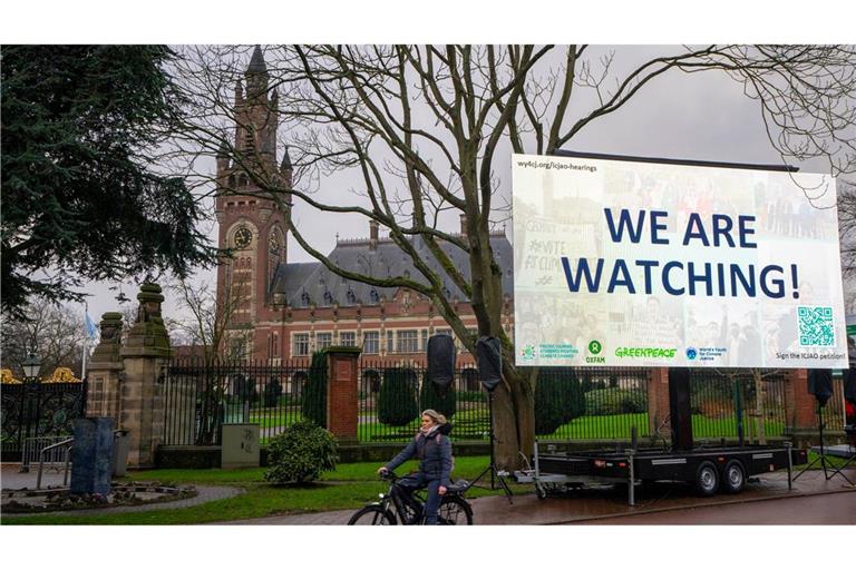 "We are Watching!" ist auf einem Plakat vor dem Internationalen Gerichtshof zu lesen: Das höchste UN-Gericht hat sich mit Klimaschutz befasst. (Archivbild)