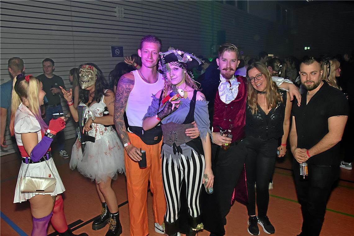 Pr-chtige-Stimmung-bei-der-Halloween-Party-in-der-Gemeindehalle-Burgstall