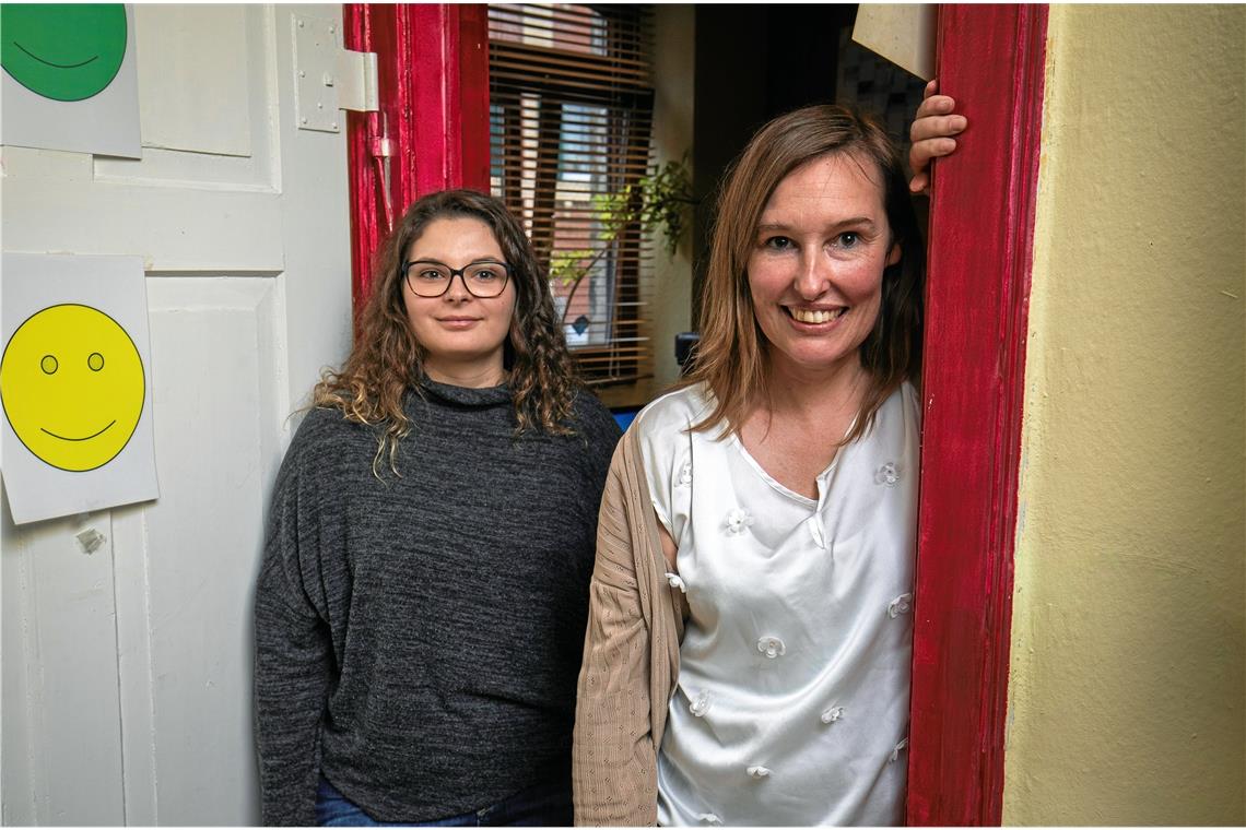 Wechsel bei der mobilen Jugendarbeit: Simone Wieland (rechts) verabschiedet sich, Ronja Focht übernimmt. Foto: A. Becher