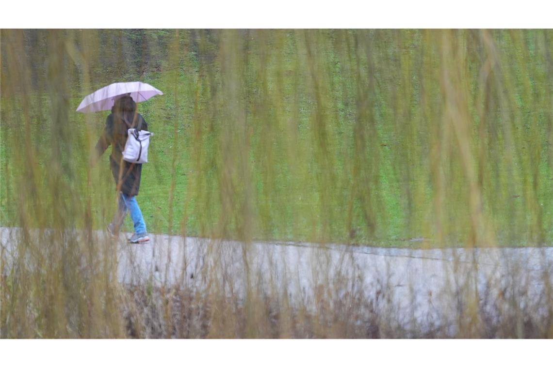 Wechselhafter Sonntag mit einzelnen Lichtblicken Wechselhaft wird das Wetter am Sonntag, es regnet und zeitweise kommt die Sonne heraus.