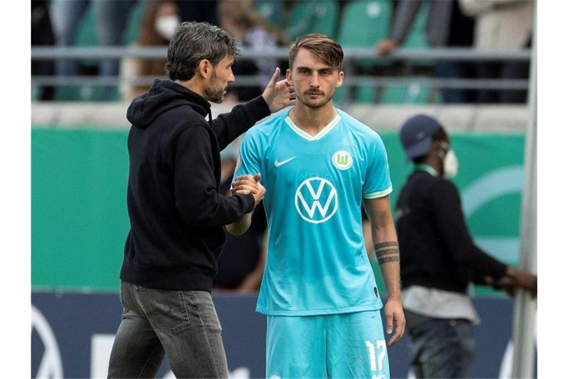 Wechselfehler: Verhandlung über Münster-Einspruch am Montag Wechselte in Münster einmal zuviel: Wolfsburg-Coach Mark van Bommel (l, hier mit Maximilian Philipp). Foto: Marco Steinbrenner/Kirchner-Media/dpa