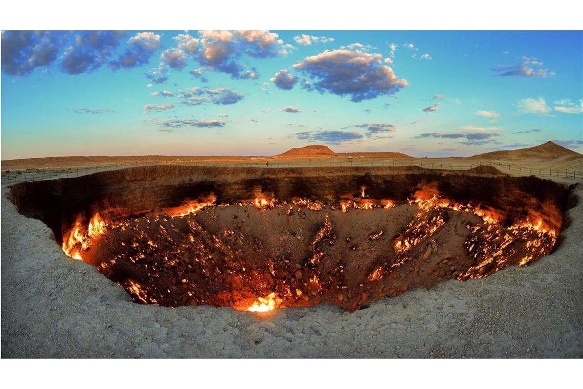Weder der griechische Hades noch Dantes Inferno: Das turkmenische „Tor zur Hölle“  ist  ein seit 52 Jahren in Flammen stehendes, brennendes Erdgasloch.
