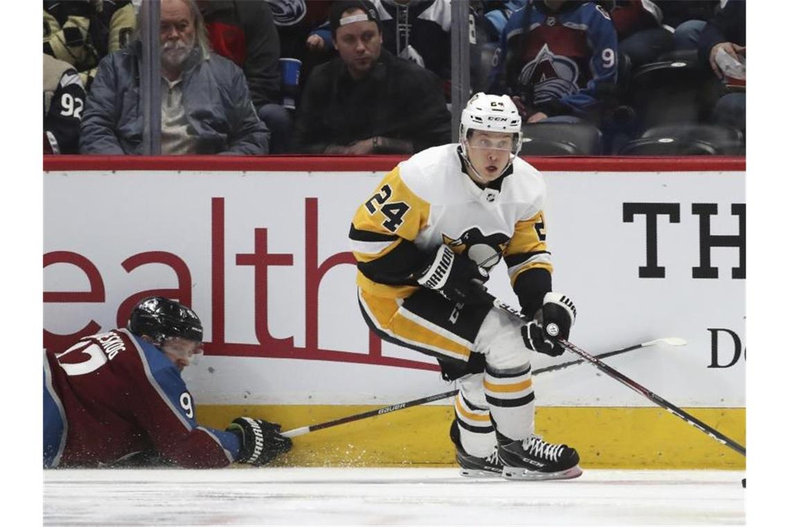 Wegbereiter beim Pittsburgh-Sieg in Colorado: Dominik Kahun (r). Foto: David Zalubowski/AP/dpa